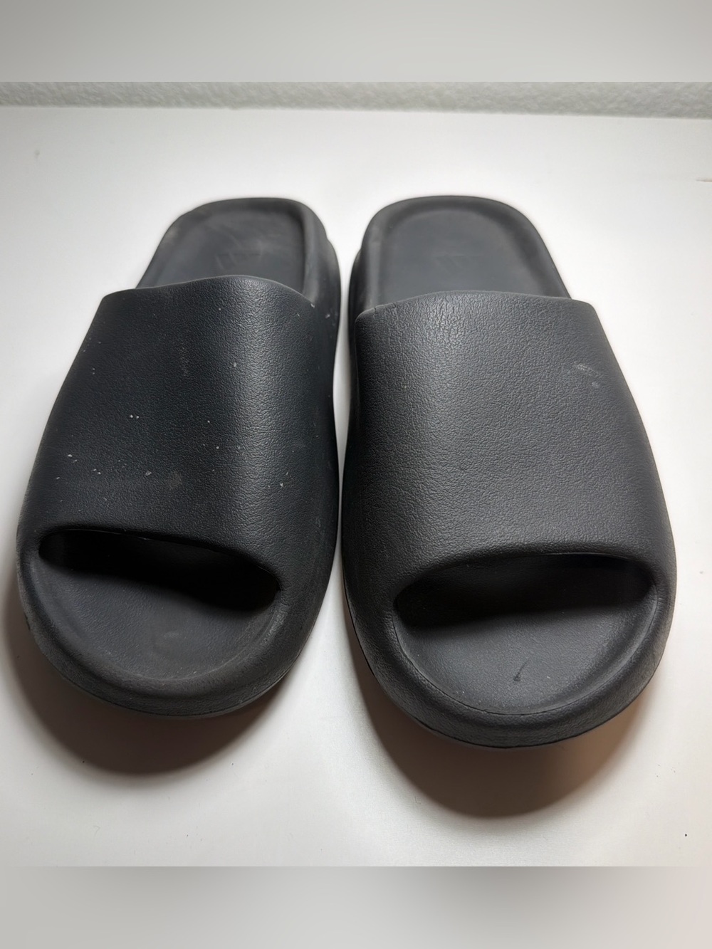 Adidas Yeezy Black Slide Sandals - Minimal Slip-On Design